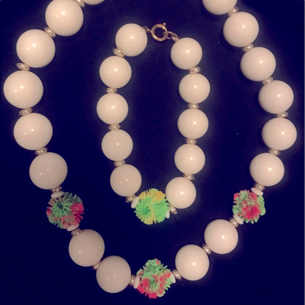 White beaded/pink & green necklace & bracelet set